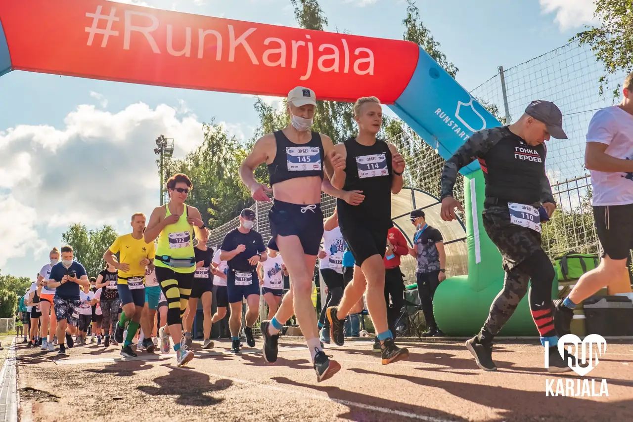 Забег стартует под аркой #RunKarjala